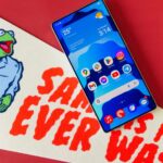 Câmeras Samsung Galaxy S25 Ultra mostradas contra uma árvore