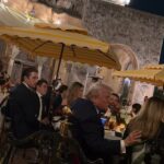 Barron Trump (foto à esquerda) foi visto ao lado de seu pai, mas ao fundo durante o jantar de feriado de Donald Trump (foto ao centro) em Mar-a-Lago