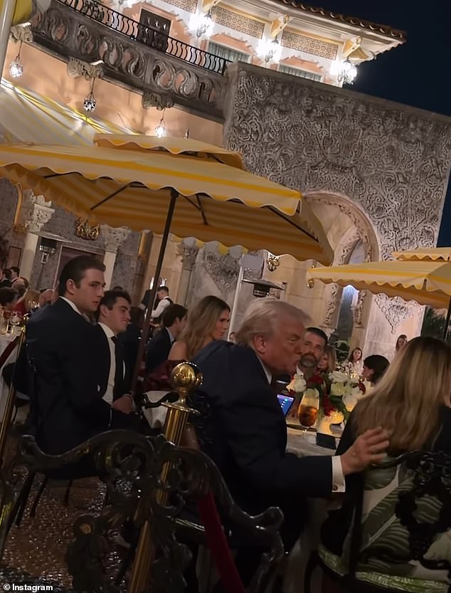 O tímido Barron Trump é reservado enquanto se senta ao Barron Trump (foto à esquerda) foi visto ao lado de seu pai, mas ao fundo durante o jantar de feriado de Donald Trump (foto ao centro) em Mar-a-Lago
