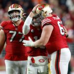 O atacante ofensivo do San Francisco 49ers, Austen Pleasants (62), sai do campo após um jogo de futebol americano da NFL contra o Indianapolis Colts, segunda-feira, 22 de dezembro de 2025, em Indianápolis. (Foto AP/Zach Bolinger)