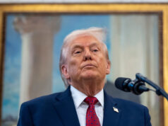 O último sucesso do chefe da máfia Trump: pesquisa climática Russell Vought, diretor do Escritório de Gestão e Orçamento, ouve enquanto se dirige aos membros da mídia fora da Ala Oeste, na Casa Branca, em Washington, segunda-feira, 29 de setembro de 2025, em Washington. (Foto AP/Evan Vucci)