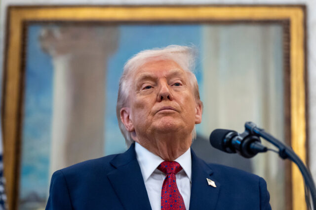 Russell Vought, diretor do Escritório de Gestão e Orçamento, ouve enquanto se dirige aos membros da mídia fora da Ala Oeste, na Casa Branca, em Washington, segunda-feira, 29 de setembro de 2025, em Washington. (Foto AP/Evan Vucci)