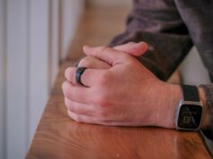 O último wearable do Pebble registra seus pensamentos fugazes e não é um smartwatch Uma foto oficial do Pebble Index 01