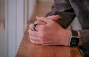 O último wearable do Pebble registra seus pensamentos fugazes e não é um smartwatch Uma foto oficial do Pebble Index 01