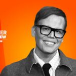 O vencedor do Emmy, Jeff Hiller, elogia a estrela de 'Stumble' Jenn Lyon como a “rainha da comédia”: “Ela faz tudo com um ousado lábio vermelho”