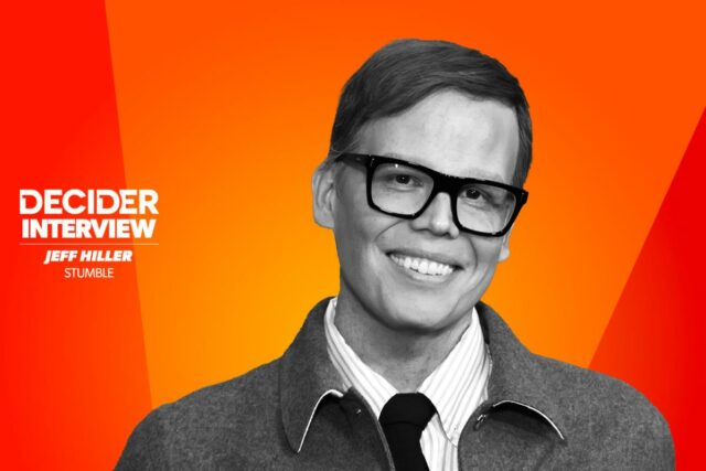 O vencedor do Emmy, Jeff Hiller, elogia a estrela de 'Stumble' Jenn Lyon como a “rainha da comédia”: “Ela faz tudo com um ousado lábio vermelho”
