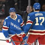 O pivô do Rangers, JT Miller (8), reage após marcar um gol contra os Canadiens.