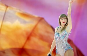 O vestido camiseta confortável de Taylor Swift se parece com este achado de US $ 13 na Amazon Taylor Swift e Travis Kelce são vistos em 28 de dezembro de 2024 na cidade de Nova York.