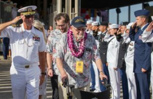 O veterano da Marinha da Segunda Guerra Mundial, Ira ‘Ike’ Schab, um dos últimos sobreviventes de Pearl Harbor, morre aos 105 anos O veterano da Marinha da Segunda Guerra Mundial, Ira 'Ike' Schab, um dos últimos sobreviventes de Pearl Harbor, morre aos 105 anos