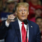 ARQUIVO - Tina Peters fala durante um debate em 25 de fevereiro de 2023, em Hudson, Colorado. Uma ex-funcionária do condado do Colorado acusada de acessar ilegalmente seu sistema eleitoral evitou a pena de prisão por uma condenação por obstrução por contravenção em outro caso. Um juiz condenou Peters na segunda-feira, 10 de abril de 2023, a 120 horas de serviço comunitário e quatro meses de detenção domiciliar com uma tornozeleira eletrônica por tentar impedir que as autoridades levassem um iPad que ela supostamente usou para gravar uma audiência no tribunal. (Foto AP / David Zalubowski, Arquivo)