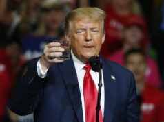 O veto vingativo de Trump privará 50 mil americanos de água potável ARQUIVO - Tina Peters fala durante um debate em 25 de fevereiro de 2023, em Hudson, Colorado. Uma ex-funcionária do condado do Colorado acusada de acessar ilegalmente seu sistema eleitoral evitou a pena de prisão por uma condenação por obstrução por contravenção em outro caso. Um juiz condenou Peters na segunda-feira, 10 de abril de 2023, a 120 horas de serviço comunitário e quatro meses de detenção domiciliar com uma tornozeleira eletrônica por tentar impedir que as autoridades levassem um iPad que ela supostamente usou para gravar uma audiência no tribunal. (Foto AP / David Zalubowski, Arquivo)