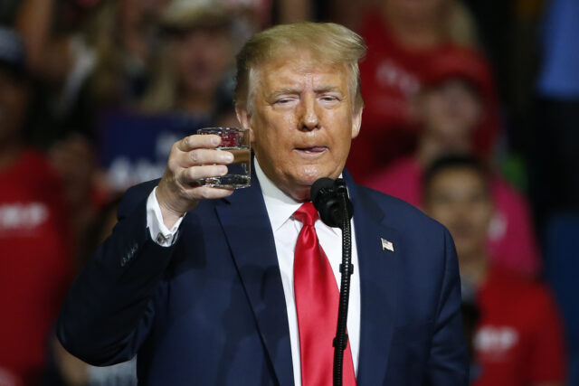 ARQUIVO - Tina Peters fala durante um debate em 25 de fevereiro de 2023, em Hudson, Colorado. Uma ex-funcionária do condado do Colorado acusada de acessar ilegalmente seu sistema eleitoral evitou a pena de prisão por uma condenação por obstrução por contravenção em outro caso. Um juiz condenou Peters na segunda-feira, 10 de abril de 2023, a 120 horas de serviço comunitário e quatro meses de detenção domiciliar com uma tornozeleira eletrônica por tentar impedir que as autoridades levassem um iPad que ela supostamente usou para gravar uma audiência no tribunal. (Foto AP / David Zalubowski, Arquivo)