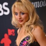 O vídeo da Casa Branca mostra migrantes presos em Sabrina Carpenters Juno. Singer chama isso de mau e nojento.