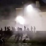 A polícia francesa entrou em confronto com migrantes na manhã de sábado enquanto tentavam lançar um bote na pequena cidade de Grand-Fort-Philippe.
