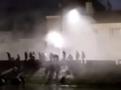 O vídeo mostra a polícia francesa a atirar gás lacrimogéneo contra migrantes que tentavam lançar um pequeno barco perto de Calais – horas antes de 700 novos barcos chegarem hoje ao Reino Unido A polícia francesa entrou em confronto com migrantes na manhã de sábado enquanto tentavam lançar um bote na pequena cidade de Grand-Fort-Philippe.