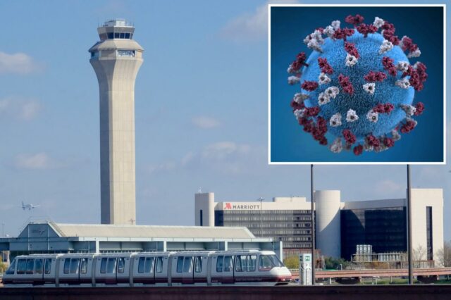 Um AirTrain vazio e a torre de controle são vistos no Aeroporto Internacional Newark Liberty.