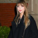 TARDE NOITE COM SETH MEYERS – Episódio 1713 – Na foto: Cantora Taylor Swift durante uma entrevista com o apresentador Seth Meyers em 8 de outubro de 2025 – (Foto de: Lloyd Bishop/NBC via Getty Images)