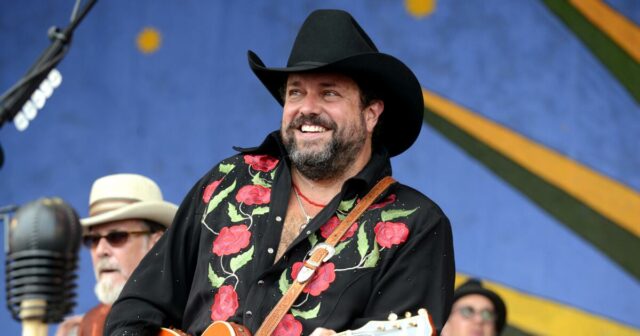 O vocalista do Mavericks, Raul Malo, morre aos 60 anos O vocalista do Mavericks, Raul Malo, morre aos 60 anos após batalha contra o câncer