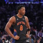 O atacante do New York Knicks, Og ​​Anunoby # 8, reage na quadra no final do quarto período. O New York Knicks perde para o Philadelphia 76ers.