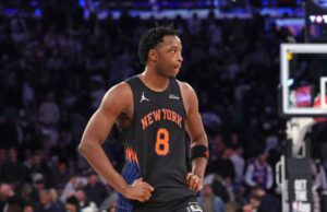 OG Anunoby apresenta raro fracasso na derrota do Knicks para o 76ers O atacante do New York Knicks, Og Anunoby # 8, reage na quadra no final do quarto período. O New York Knicks perde para o Philadelphia 76ers.