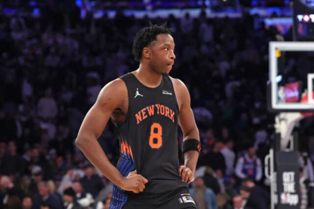 O atacante do New York Knicks, Og ​​Anunoby # 8, reage na quadra no final do quarto período. O New York Knicks perde para o Philadelphia 76ers.