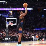 O atacante do New York Knicks, OG Anunoby # 8, fez um arremesso de três pontos durante o segundo quarto.