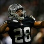 O running back Doug Martin (22) do Tampa Bay Buccaneers sai do campo após um dia de sucesso impressionante contra o Oakland Raiders em um jogo de futebol americano da NFL, domingo, 4 de novembro de 2012, no O.co Coliseum em Oakland, Califórnia. Martin correu para 251 jardas e quatro touchdowns, com a vitória dos Buccaneers por 42-32. (D. Ross Cameron/equipe)