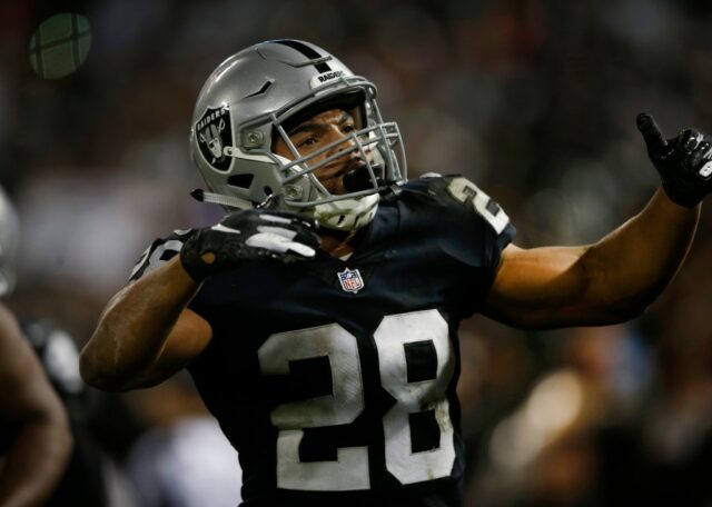 O running back Doug Martin (22) do Tampa Bay Buccaneers sai do campo após um dia de sucesso impressionante contra o Oakland Raiders em um jogo de futebol americano da NFL, domingo, 4 de novembro de 2012, no O.co Coliseum em Oakland, Califórnia. Martin correu para 251 jardas e quatro touchdowns, com a vitória dos Buccaneers por 42-32. (D. Ross Cameron/equipe)