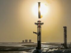 OSHA investiga novo acidente de guindaste nas instalações Starbase da SpaceX SpaceX's Starship booster landing at the company's Starbase facility in South Texas