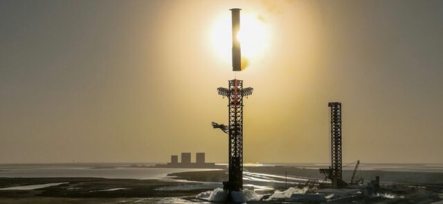 OSHA investiga novo acidente de guindaste nas instalações Starbase da SpaceX's Starship booster landing at the company's Starbase facility in South Texas