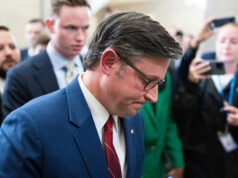 Obrigado, Obamacare! Mike Johnson é humilhado – de novo Desenho animado de Clay Bennett