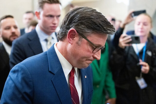 Obrigado, Obamacare! Mike Johnson é humilhado - de novo Desenho animado de Clay Bennett