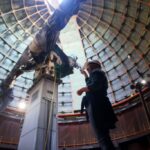 A tempestade do dia de Natal que trouxe ventos de 180 km/h ao topo do Monte Hamilton, onde fica o Observatório James Lick, derrubou a porta de aço em forma de lua crescente de 18 metros que antes cobria metade da abertura vertical da cúpula. A porta caiu em um prédio vizinho, onde quebrou janelas e quebrou vigas do sótão. (Foto de Jamey Eriksen/Observatório Lick da UCSC)