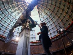 Observatório Lick, castigado pelo vento, corre para proteger o telescópio histórico após danos na cúpula A tempestade do dia de Natal que trouxe ventos de 180 km/h ao topo do Monte Hamilton, onde fica o Observatório James Lick, derrubou a porta de aço em forma de lua crescente de 18 metros que antes cobria metade da abertura vertical da cúpula. A porta caiu em um prédio vizinho, onde quebrou janelas e quebrou vigas do sótão. (Foto de Jamey Eriksen/Observatório Lick da UCSC)