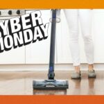 Aspirador de pó Shark em formato stick, portátil e compacto com vários acessórios.