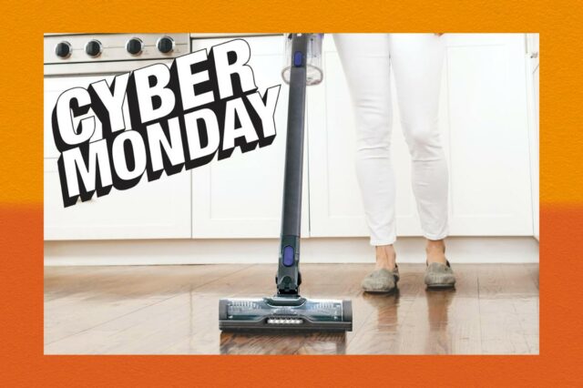 Aspirador de pó Shark em formato stick, portátil e compacto com vários acessórios.