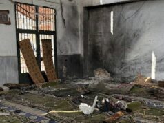 Oito mortos durante oração em atentado terrorista a mesquita síria Danos causados pela explosão dentro da mesquita em Homs, na Síria.