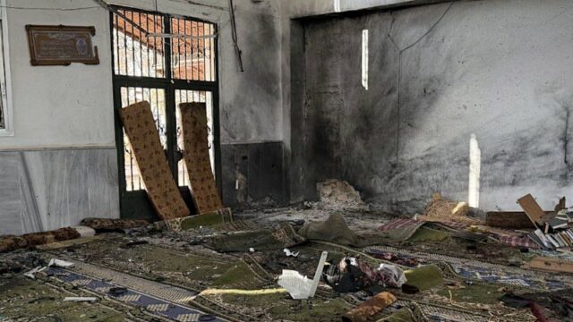 Danos causados ​​pela explosão dentro da mesquita em Homs, na Síria.