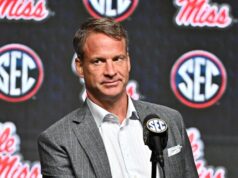 Ole Miss Fans Boo Lane Kiffin depois que ele decide deixar a equipe para treinar LSU Filha de Ole Miss Coach Lane Kiffin Hard lança relacionamento com jogador da LSU Week of Rivalry Game