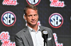Ole Miss Fans Boo Lane Kiffin depois que ele decide deixar a equipe para treinar LSU Filha de Ole Miss Coach Lane Kiffin Hard lança relacionamento com jogador da LSU Week of Rivalry Game