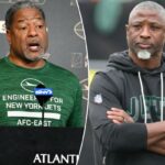 Aaron Glenn observa durante o jogo Jets-Dolphins em 7 de dezembro de 2025.