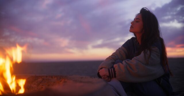 Onde assistir 'Rebecca', o documentário inspirador e comovente de Becky Becky G compartilha sua ascensão à fama e uma visão do BTS sobre sua vida e carreira.