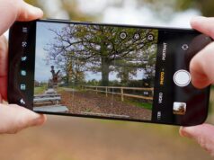 OnePlus 16 pode estar pronto para se juntar ao clube de 200 MP em 2026 O OnePlus 15 em uma mesa