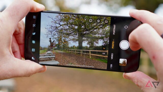 O OnePlus 15 em uma mesa