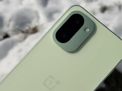 OnePlus acaba de lançar discretamente o único telefone que você precisará comprar em 2026 OnePlus 15R encostado em uma árvore nevada