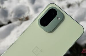 OnePlus acaba de lançar discretamente o único telefone que você precisará comprar em 2026 OnePlus 15R encostado em uma árvore nevada