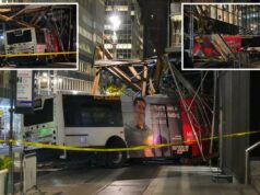 Ônibus fora de controle da Autoridade Portuária bate em prédio no centro de Manhattan Um ônibus que bateu em um andaime de um prédio perto da Grand Central Station, com destroços espalhados.