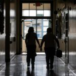 Opinião: As escolas da Califórnia não podem se dar ao luxo de cortar conselheiros que mantêm as crianças vivas