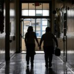 Opinião: As escolas da Califórnia podem acabar com a evasão escolar sem prender os pais