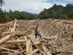 Oprimidos por inundações mortais, regências em Sumatra clamam por ajuda O presidente indonésio, Prabowo Subianto, cumprimenta os sobreviventes das enchentes em Aceh na segunda-feira.